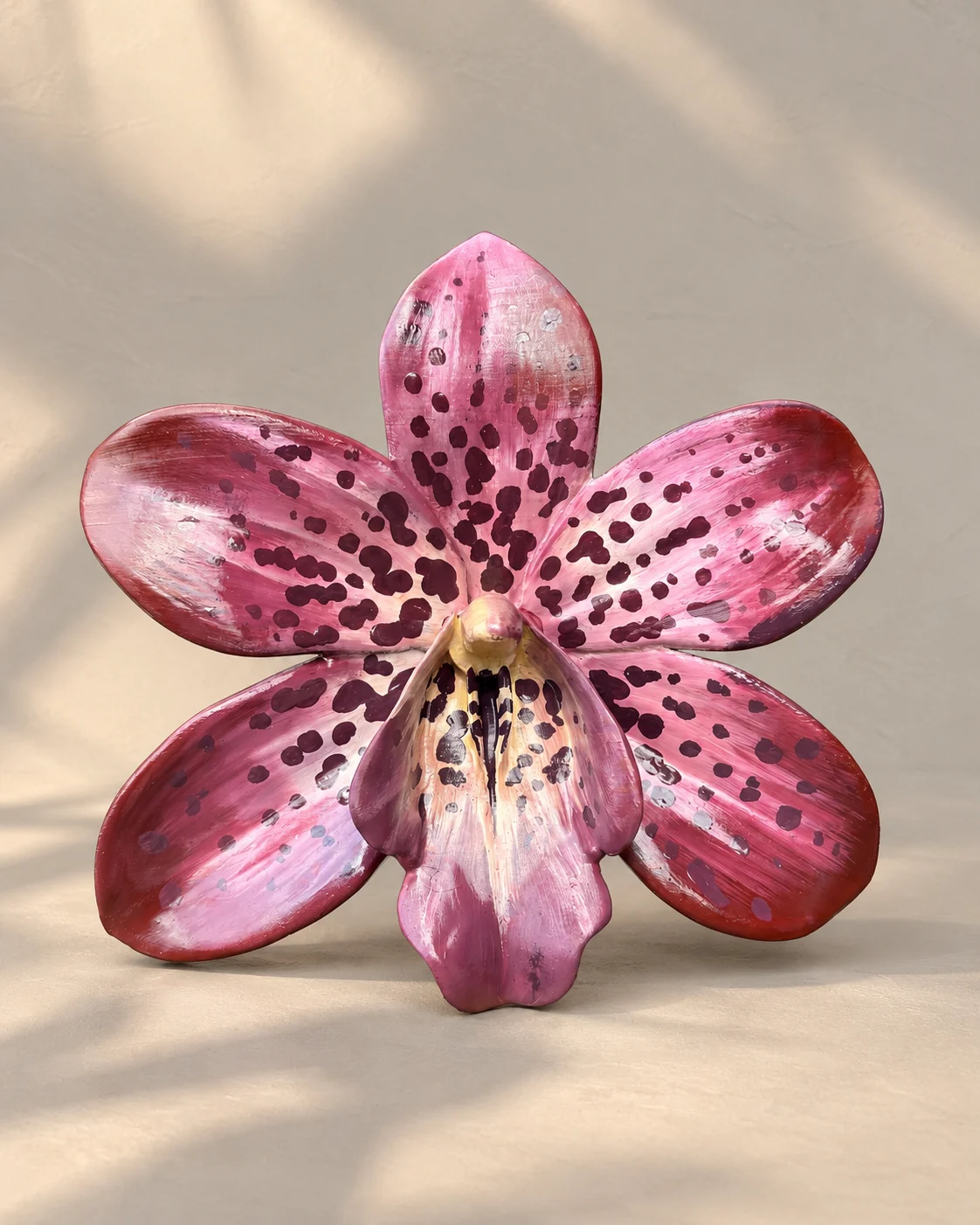 Orquídea de Parede — Jardim Impossível, Escultura de parede pintada à mão — Rubra. Escultura de parede Orquídea Rubra, pintada à mão — vista frontal da pintura.